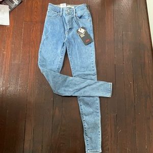 BNWT Levi’s acid wash skinny jeans!